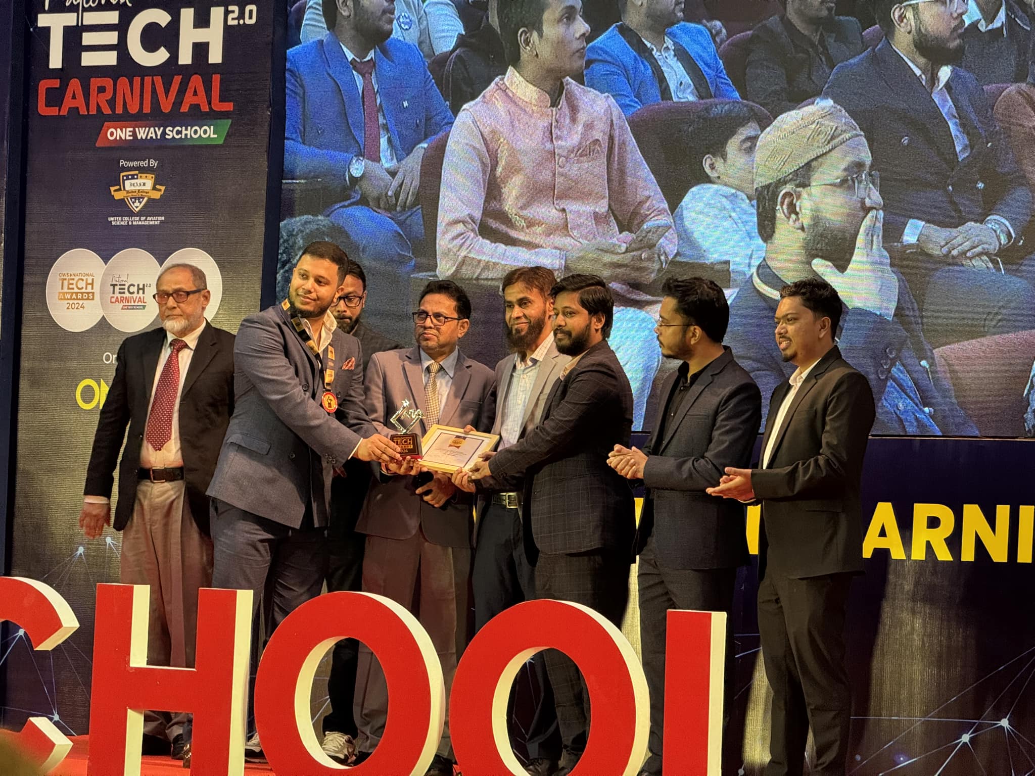 Mahamudul Hasan Hridoy receiving award